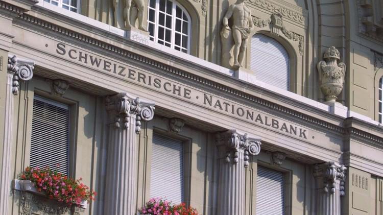 Không giống như ngân hàng trung ương của các quốc gia khác, SNB được niêm yết trên sàn chứng khoán của nước này và cổ đông nắm giữ cổ phiếu của SNB được hưởng cổ tức. 