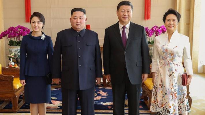 Chủ tịch Trung Quốc Tập Cận Bình (thứ hai từ phải qua), nhà lãnh đạo Triều Tiên Kim Jong Un (thứ hai từ trái qua) cùng hai vị đệ nhất phu nhân trong cuộc gặp ở Bắc Kinh ngày 9/1 - Ảnh: Tân Hoa Xã.