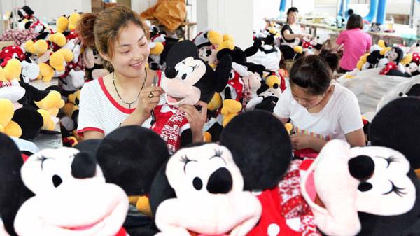 Công nhân làm việc trong một nhà máy sản xuất đồ chơi ở Trung Quốc - Ảnh: AsiaNews.