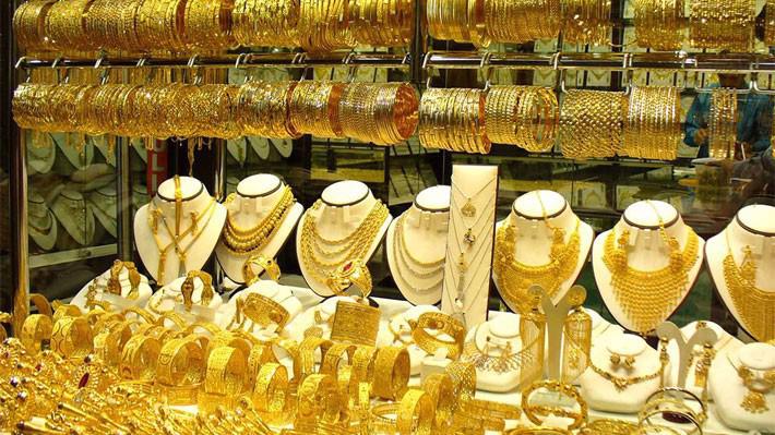 Trang sức bày bán trong một chợ vàng ở Dubai.