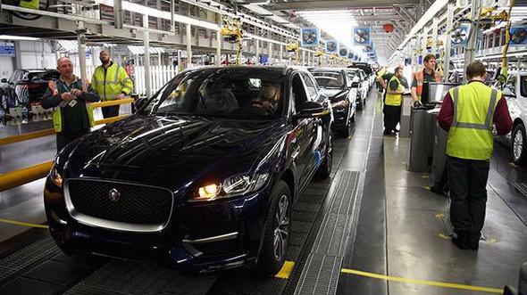 Bên trong một nhà máy của Jaguar Land Rover.