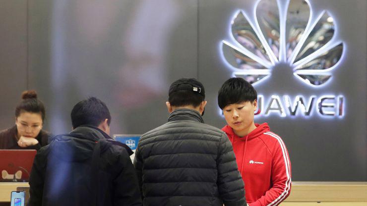 Trong một cửa hiệu bán lẻ của Huawei ở Bắc Kinh hôm 12/12/2018 - Ảnh: Reuters/CNBC.