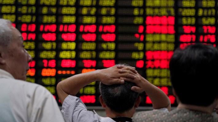 Nỗi lo suy giảm tăng trưởng kinh tế đang phủ bóng lên thị trường chứng khoán Trung Quốc - Ảnh: Reuters.