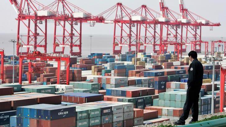 Những container hàng hóa ở một bến cảng ở Thượng Hải, Trung Quốc - Ảnh: Reuters.
