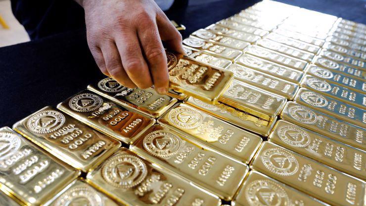 Giá vàng thế giới đang chịu sức ép giảm do đồng USD mạnh lên - Ảnh: Reuters/CNBC.