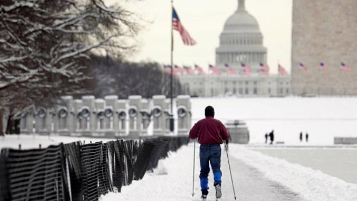 Một người trượt tuyết di chuyển về phía tòa nhà Quốc hội Mỹ trên Đồi Capitol ở  Washington hôm 14/1, ngày đóng cửa thứ 24 của Chính phủ Mỹ - Ảnh: Reuters.
