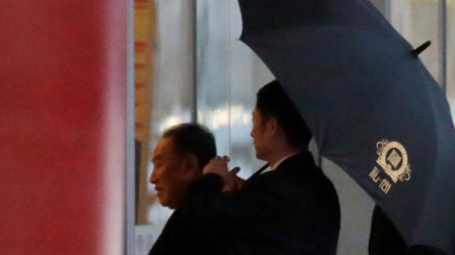 Ông Kim Yong Chol, quan chức cấp cao Triều Tiên, xuất hiện tại sân bay quốc tế ở Mỹ ngày 17/1 - Ảnh: Reuters.