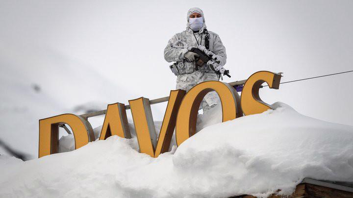 Một viên cảnh sát đứng gác trên nóc một khách sạn ở Davos hô 21/1 - Ảnh: Getty/Huffington Post.