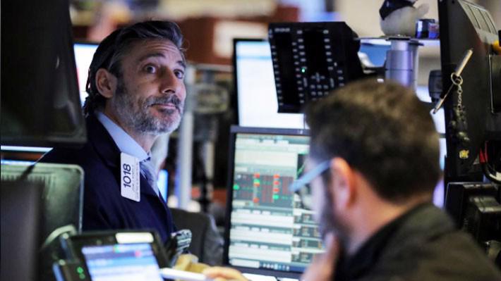 Các nhà giao dịch cổ phiếu trên sàn NYSE ở New York, Mỹ - Ảnh: Reuters.