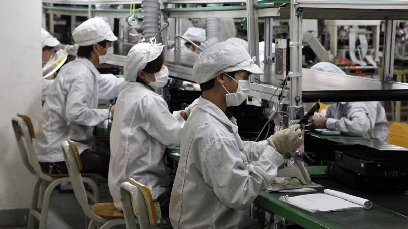 Công nhân làm việc trong một nhà máy Foxconn - Ảnh: Bloomberg.