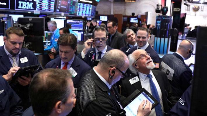 Các nhà giao dịch cổ phiếu trên sàn NYSE ở New York, Mỹ ngày 30/1 - Ảnh: Reuters.
