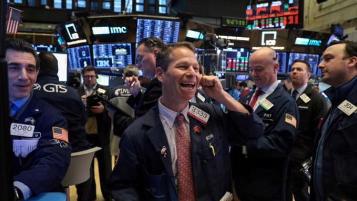 Các nhà giao dịch cổ phiếu trên sàn NYSE ở New York, Mỹ - Ảnh: Reuters. 