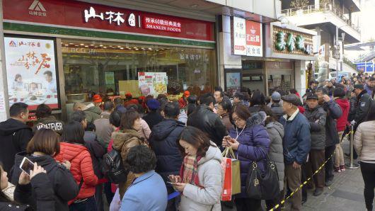 Người Trung Quốc xếp hàng chờ mua hàng Tết ở Thượng Hải - Ảnh: Getty/CNBC.