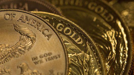 Việc đồng USD hồi phục gần đây đã khiến sức hấp dẫn của vàng đối với giới đầu tư quốc tế giảm bớt - Ảnh: Getty/CNBC.