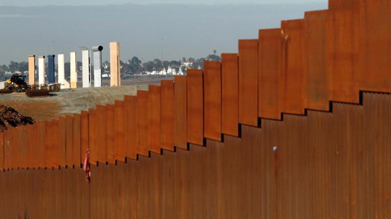 Một đoạn tường mẫu của bức tường biên giới Mỹ-Mexico mà Tổng thống Donald Trump dự định xây - Ảnh: Reuters.