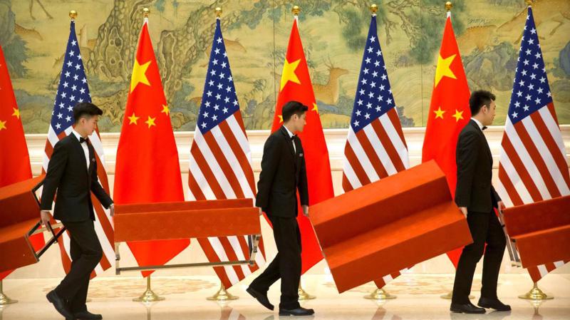 Các nhân viên phục vụ xếp bục để chuẩn bị cho các nhà đàm phán thương mại Mỹ-Trung chụp ảnh lưu niệm tại nhà khách quốc gia Điếu Ngư Đài, Bắc Kinh, Trung Quốc hôm 15/2/2019 - Ảnh: Reuters.