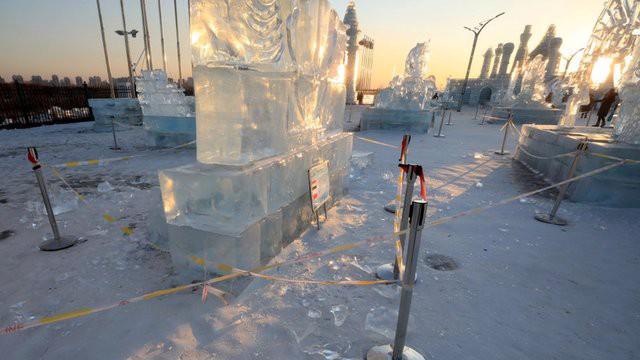 Các tác phẩm băng tuyết trong lễ hội ở Cáp Nhĩ Tân bắt đầu tan chảy - Ảnh: Reuters.