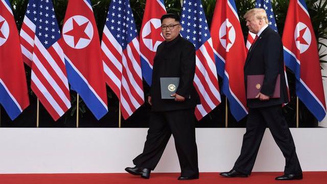 Nhà lãnh đạo Triều Tiên Kim Jong Un (trái) và Tổng thống Mỹ Donald Trump trong cuộc gặp ở Singapore tháng 6/2018 - Ảnh: Reuters.