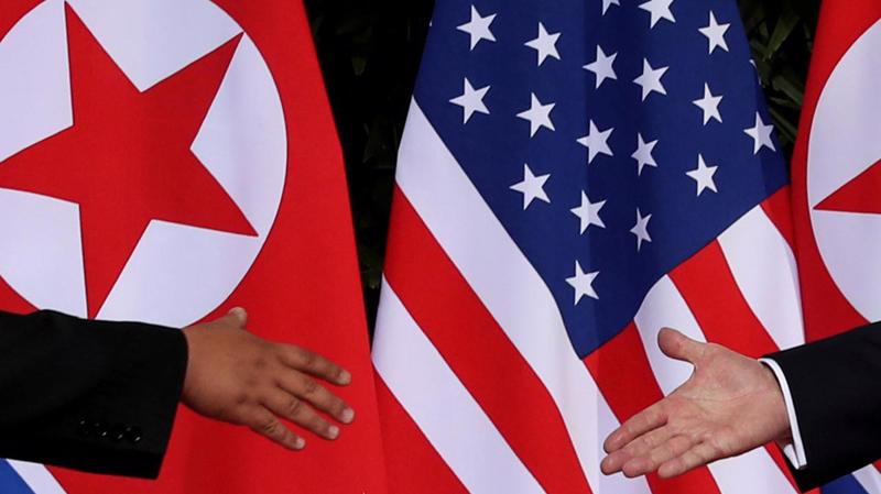 Nhà lãnh đạo Triều Tiên Kim Jong Un và Tổng thống Mỹ Donald Trump đưa tay ra bắt tại cuộc gặp ở Singapore tháng 6/2018 - Ảnh: Reuters.