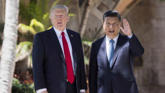 Tổng thống Mỹ Donald Trump (trái) và Chủ tịch Trung Quốc Tập Cận Bình trong cuộc gặp ở Florida vào tháng 4/2017 - Ảnh: Getty/CNBC.
