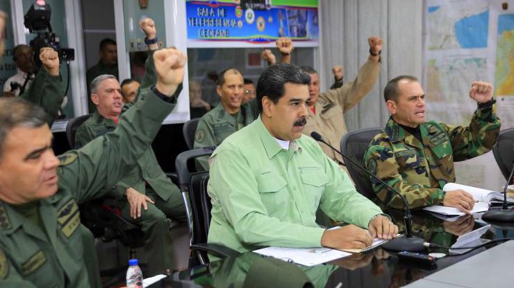 Tổng thống Nicolas Maduro của Venezuela trong một cuộc gặp với các tướng lĩnh quân đội hôm 21/2 - Ảnh: Reuters.