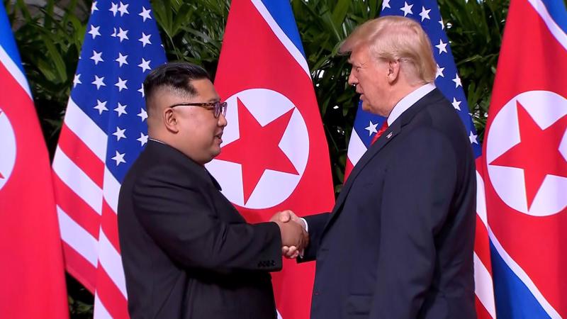 Nhà lãnh đạo Triều Tiên Kim Jong Un (trái) và Tổng thống Mỹ Donald Trump trong cuộc gặp ở Singapore vào tháng 6/2018 - Ảnh: CNN.