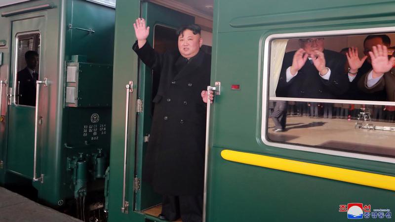 Nhà lãnh đạo Triều Tiên Kim Jong Un lên tàu từ Bình Nhưỡng đi Hà Nội vào chiều ngày 23/2 - Ảnh: KCNA/Reuters.