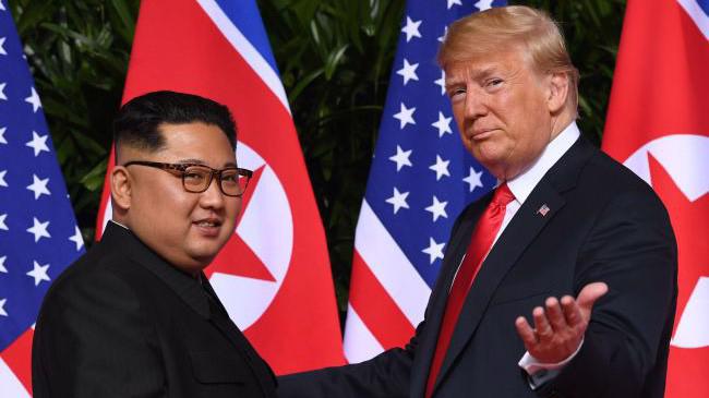Chủ tịch Triều Tiên Kim Jong Un (trái) và Tổng thống Mỹ Donald Trump tại thượng đỉnh đầu tiên ở Singapore, tháng 6/2018 - Ảnh: Reuters.