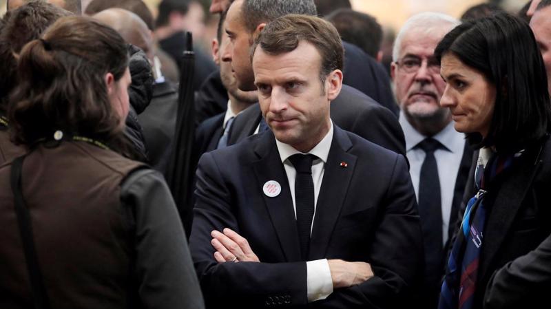 Tổng thống Pháp Emmanuel Macron (giữa) tại hội chợ nông nghiệp ở Paris hôm 23/2 - Ảnh: Reuters.