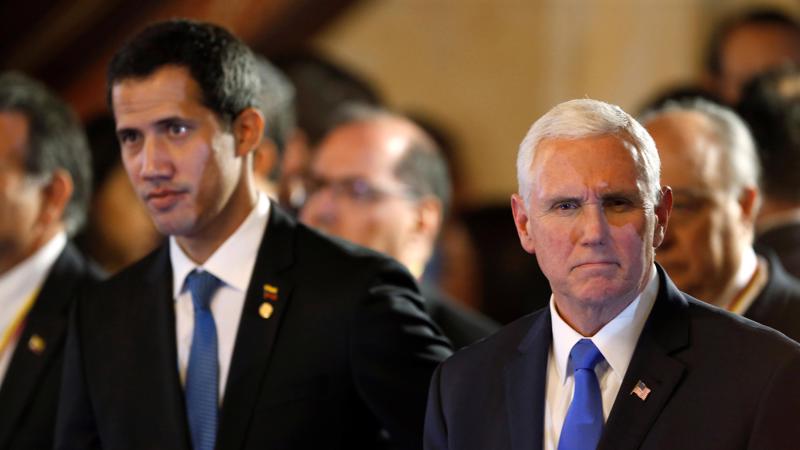 Thủ lĩnh phe đối lập Venezuela, ông Juan Guaido (trái) và Phó tổng thống Mỹ Mike Pence tại hội nghị Lima Group ở Bogota ngày 25/2 - Ảnh: Reuters.