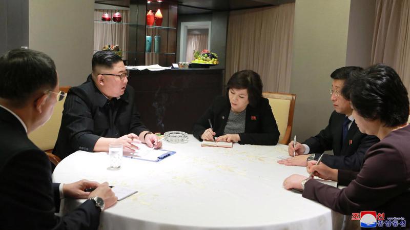 Ảnh do hãng thông tấn trung ương Triều Tiên KCNA đăng tải ngày 27/2 cho thấy ông Kim Jong Un làm việc với các phụ tá tại khách sạn Melia, Hà Nội, ngày 26/2 - Ảnh: KCNA/Reuters.