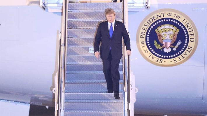 Tổng thống Mỹ Donald Trump bước xuống từ chuyên cơ Không lực số 1 tại sân bay Nội Bài tối 26/3 - Ảnh: Gia Linh.