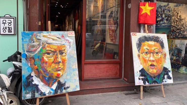 Một bức họa Tổng thống Mỹ Donald Trump (trái) và một bức họa Chủ tịch Triều Tiên Kim Jong Un (phải) đặt bên ngoài một cửa hàng tranh trên đường phố Hà Nội - Ảnh: CNBC.