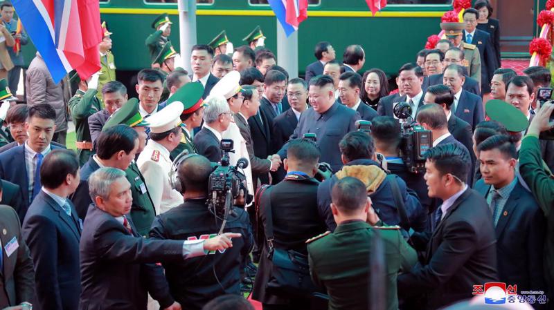 Hình ảnh được thông tấn trung ương Triều Tiên KCNA đăng tải ngày 27/2 về Chủ tịch Kim Jong Un xuống tàu ở ga Đồng Đăng của Việt Nam ngày 26/2 - Ảnh: KCNA/Reuters.