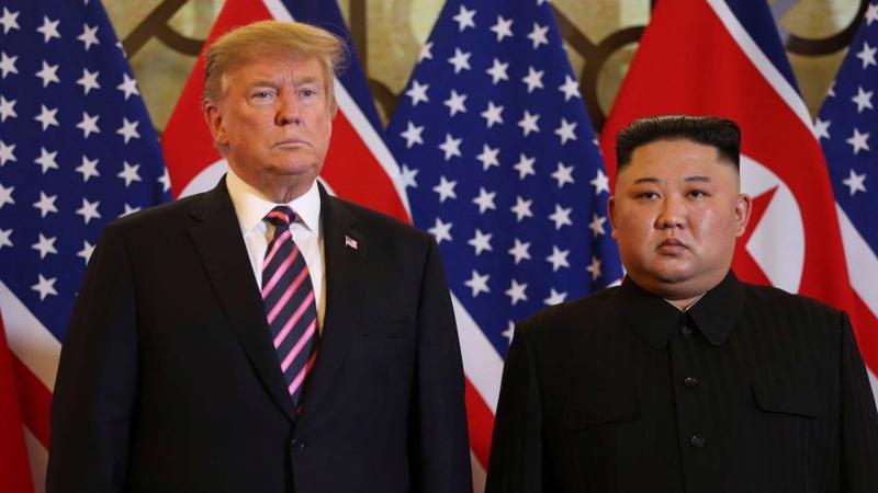 Tổng thống Mỹ Donald Trump và Chủ tịch Triều Tiên Kim Jong Un trong phần đầu của cuộc gặp tối 27/2 - Ảnh: CNN.