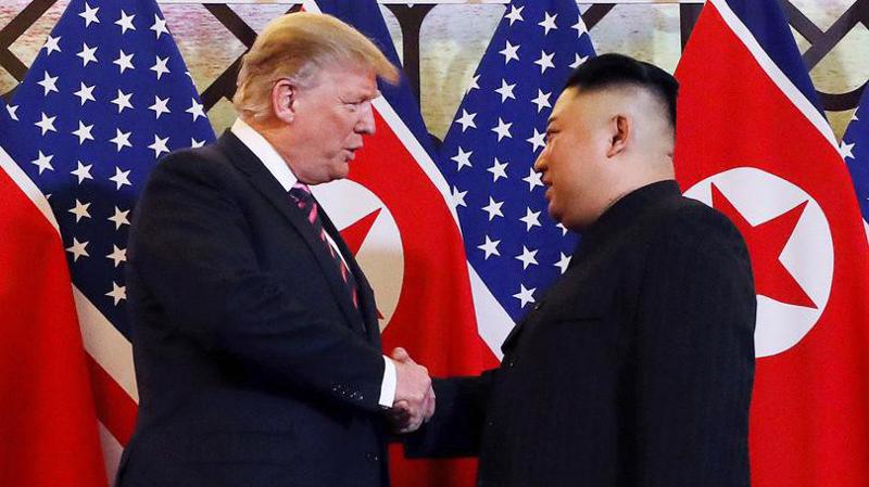 Tổng thống Mỹ Donald Trump (trái) và Chủ tịch Triều Tiên Kim Jong Un trong cuộc gặp ở Hà Nội tối ngày 27/2 - Ảnh: Reuters.