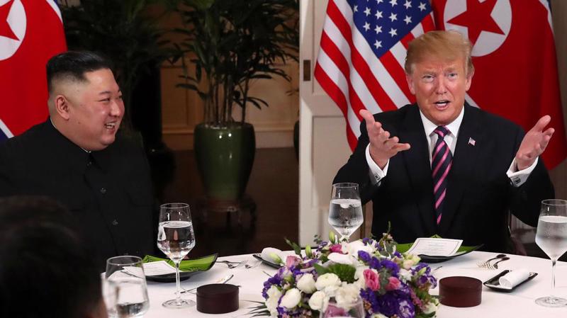 Chủ tịch Triều Tiên Kim Jong Un (trái) và Tổng thống Mỹ Donald Trump khi bắt đầu bữa tối ở Hà Nội ngày 27/2  - Ảnh: Reuters.