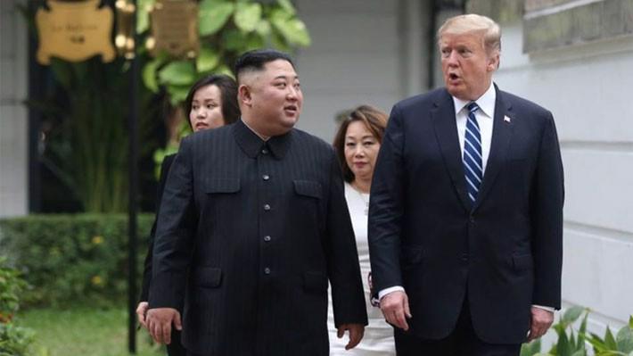 Chủ tịch Triều Tiên Kim Jong Un (trái) và Tổng thống Mỹ Donald Trump đi dạo trong khuôn viên khách sạn Metropole sáng 28/2 - Ảnh: Reuters.