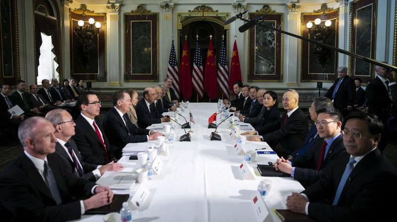 Các quan chức cấp cao của Mỹ và Trung Quốc trên bàn đàm phán thương mại ở Washington hôm 21/2 - Ảnh: Bloomberg.