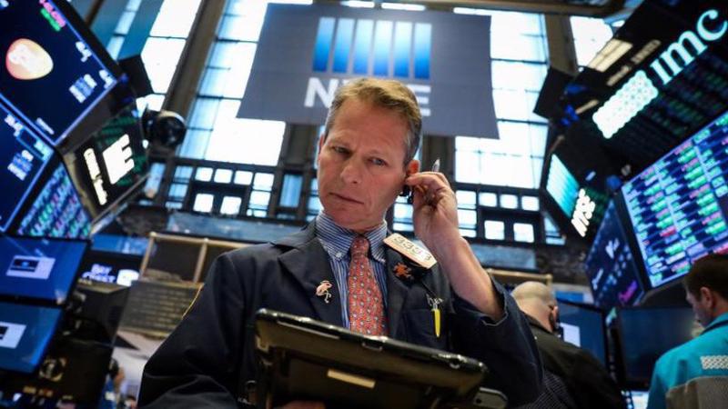 Một nhà giao dịch cổ phiếu trên sàn NYSE ở New York, Mỹ - Ảnh: Reutes.