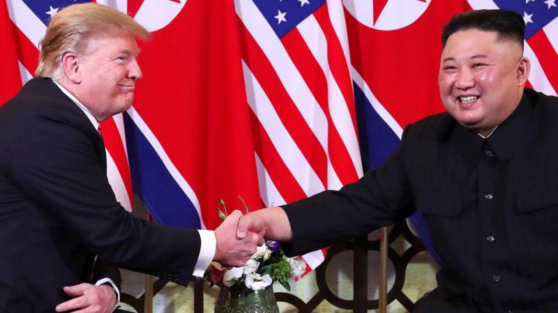 Tổng thống Mỹ Donald Trump (trái) và Chủ tịch Triều Tiên Kim Jong Un tại hội nghị thượng đỉnh Hà Nội - Ảnh: Reuters.