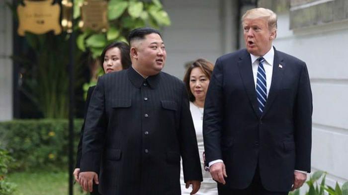 Chủ tịch Triều Tiên Kim Jong Un (trái) và Tổng thống Mỹ Donald Trump đi dạo trong khuôn viên khách sạn Metropole, Hà Nội sáng 28/2 - Ảnh: Reuters.