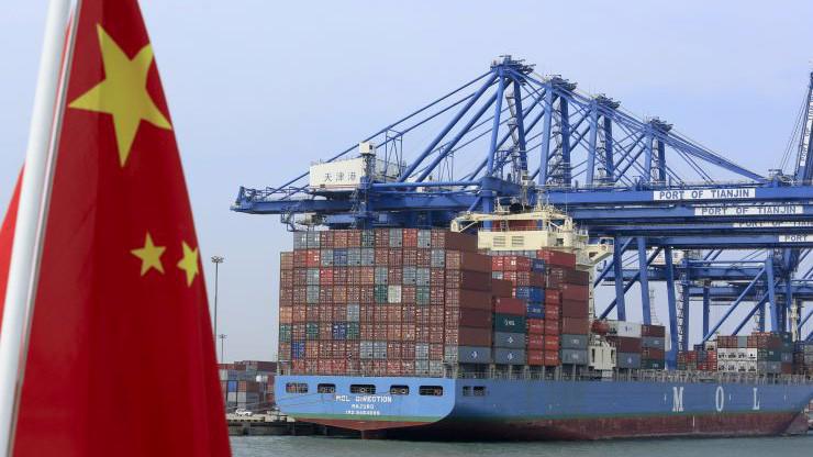 Những container hàng hóa đang được dỡ xuống từ một tàu chở hàng đậu ở cảng Thiên Tân của Trung Quốc - Ảnh: Bloomberg/CNBC.