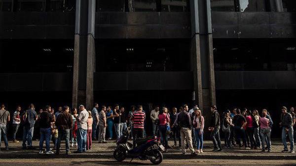 Người dân ở Caracas, Venezuela đổ ra đường trong tình trạng mất điện toàn quốc - Ảnh: New York Times.