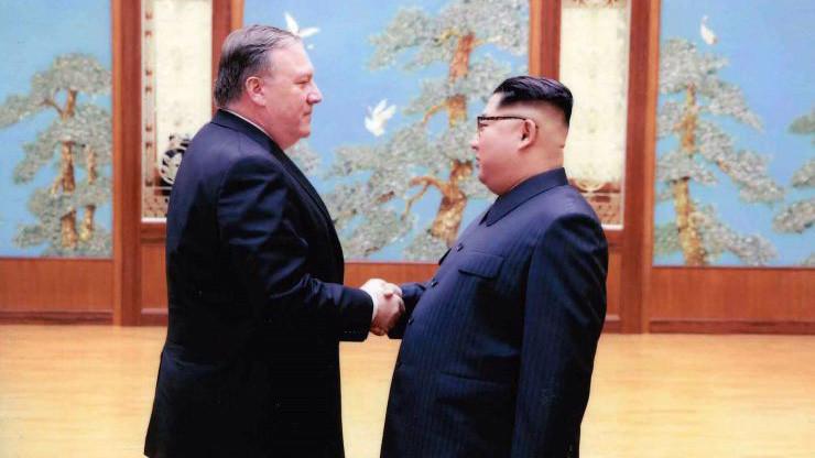 Ngoại trưởng Mỹ Mike Pompeo (trái) trong một cuộc gặp với Chủ tịch Triều Tiên Kim Jong Un (phải) - Ảnh: Nhà Trắng/CNBC.