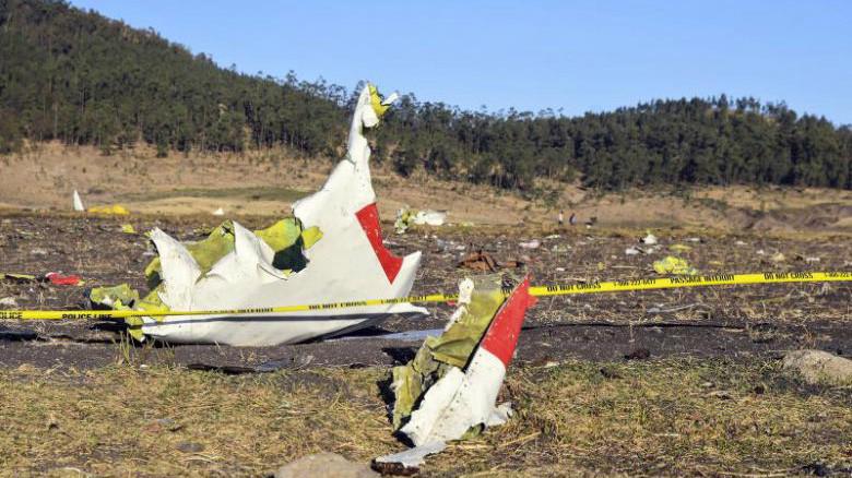 Hiện trường vụ rơi máy bay ở Ethiopia - Ảnh: Reuters.