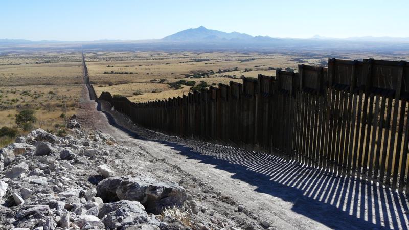 Một đoạn hàng rào ngăn giữa biên giới Mỹ-Mexico - Ảnh: Reuters.