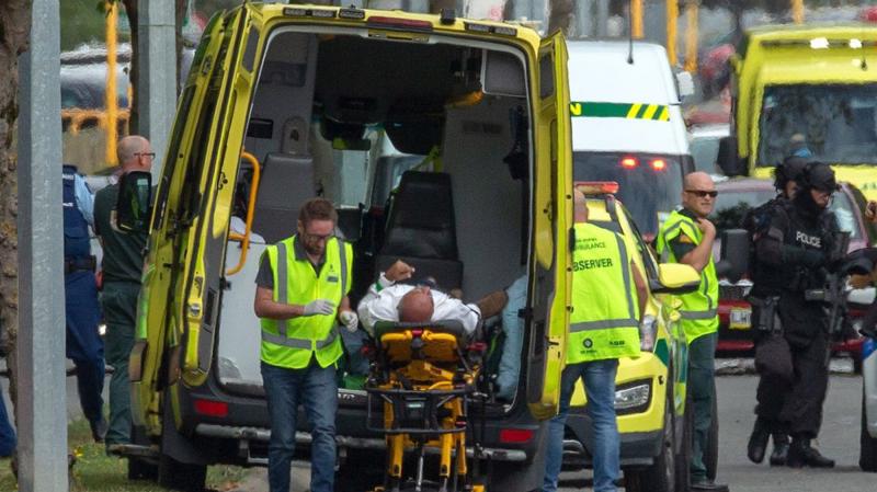 Lực lượng cứu hộ và cảnh sát bên ngoài hiện trường vụ xả súng nhà thờ Hồi giáo ở New Zealand sáng 15/3 - Ảnh: EPA-EFE/Bloomberg.