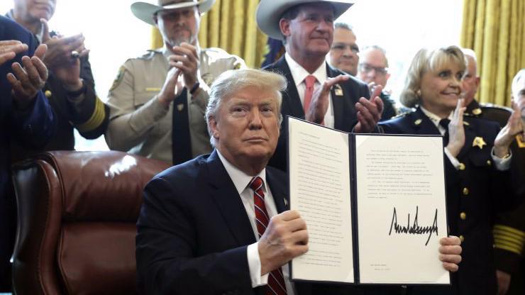 Tổng thống Mỹ Donald Trump ký lệnh phủ quyết tại Nhà Trắng ngày 15/3 - Ảnh: Reuters.