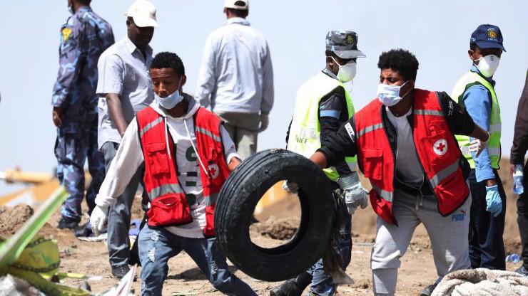 Lực lượng tìm kiếm làm việc tại hiện trường vụ rơi máy bay Ethiopia - Ảnh: Reuters.